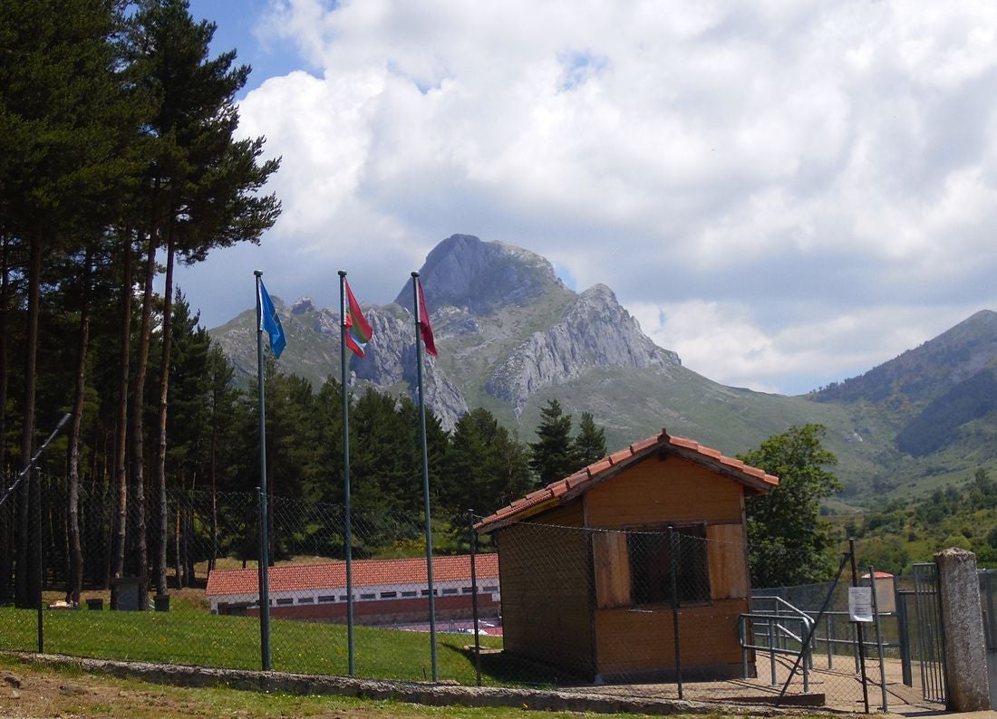 El cueto Fontún y la sombra del Pinar centenario dan cobijo a la piscina municipal de Villamanín