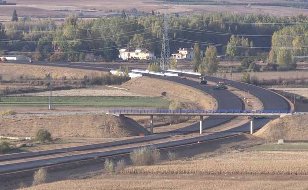 Asfaltado A-60 entre León y Santas Martas.