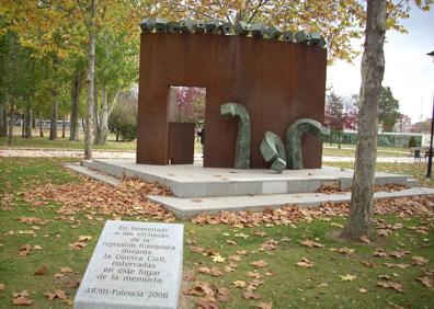 Imagen secundaria 1 - Homenaje a los fusilados en los montes Torozos (Valladolid). En la segunda foto, recuerdo a las víctimas de la Guerra Civil enterradas en el parque de La Carcavilla (Palencia). La última imagen muestra uno de los cuerpos exhumados en una de las seis fosas comunes de El Carmen (Valladolid).