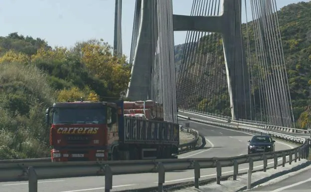 Tráfico ante el viaducto atirantado sobre el embalse. /