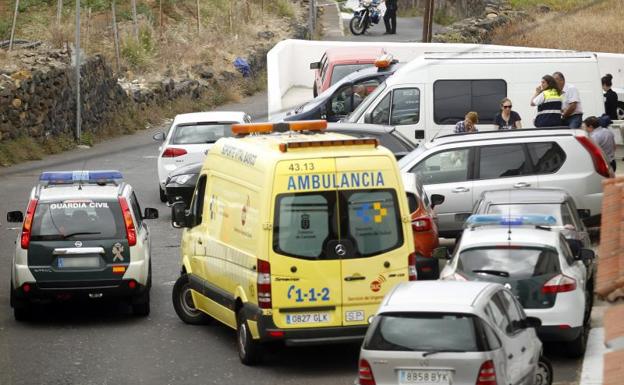 Agentes de la Policía Judicial de la Guardia Civil investigan el suceso.