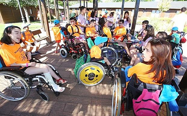 Participantes en el XX campamento inclusivo de Aspaym en El Bosque de los Sueños de Cubillos del Sil. 