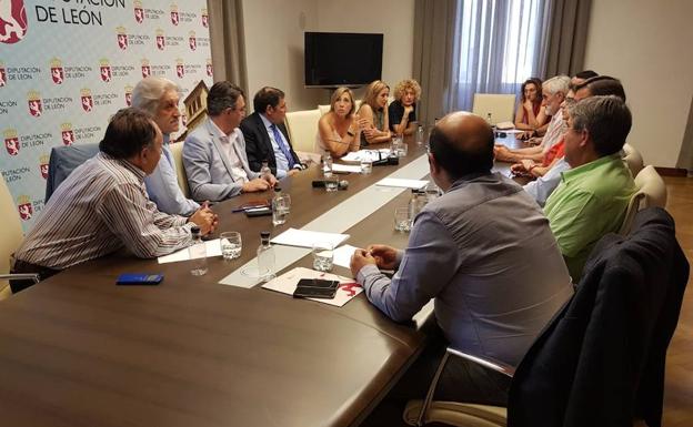 Imagen principal - La Junta &#039;se lava las manos&#039;, no da solución en verano a la falta de médicos y deja sin Sanidad al Sur de León