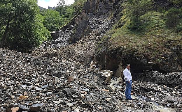 Ángel Calvo visitó la zona del desprendimiento en Valseco.