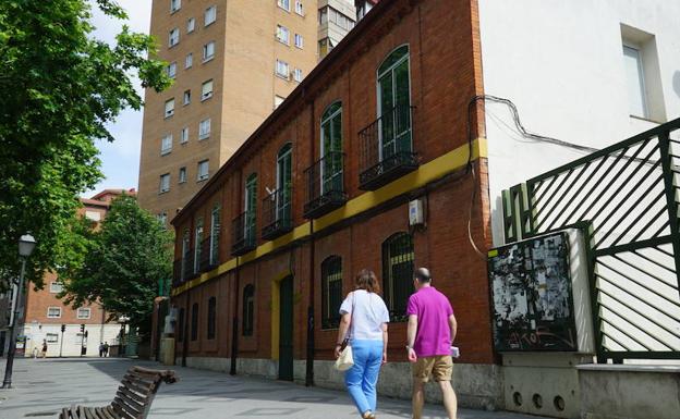 Imagen principal - El antiguo edificio de Cocheras, en el Paseo de Filipinos. Una imagen de Julita, con su hermano y su madre. En la tercera foto, una de las cartas que Modesto Merino escribió desde la cárcel .