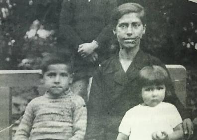 Imagen secundaria 1 - El antiguo edificio de Cocheras, en el Paseo de Filipinos. Una imagen de Julita, con su hermano y su madre. En la tercera foto, una de las cartas que Modesto Merino escribió desde la cárcel .