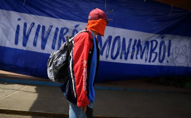 Un paramilitar camina por Monimbó. 