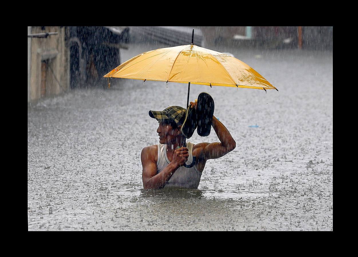 En Filipinas, cuando llueve, llueve de verdad. Las calles se inundan, los mares se vuelven peligrosos, algunas rutas quedan intransitables y son habituales las cancelaciones de los ferrys y autobuses. Es lo que sucede estos días en varias provincias del Área de Manila y regiones cercanas. Las intensas precipitaciones generadas por el monzón del sudoeste y el paso de la tormenta tropical Son-Tinh han provocado serias inundaciones en estas zonas. Pero lo más complicado son los tifones, que pueden llegar en cualquier momento entre junio y finales de noviembre, en especial en las islas de Visayas y Luzón, donde están tomadas una parte de las fotografías.