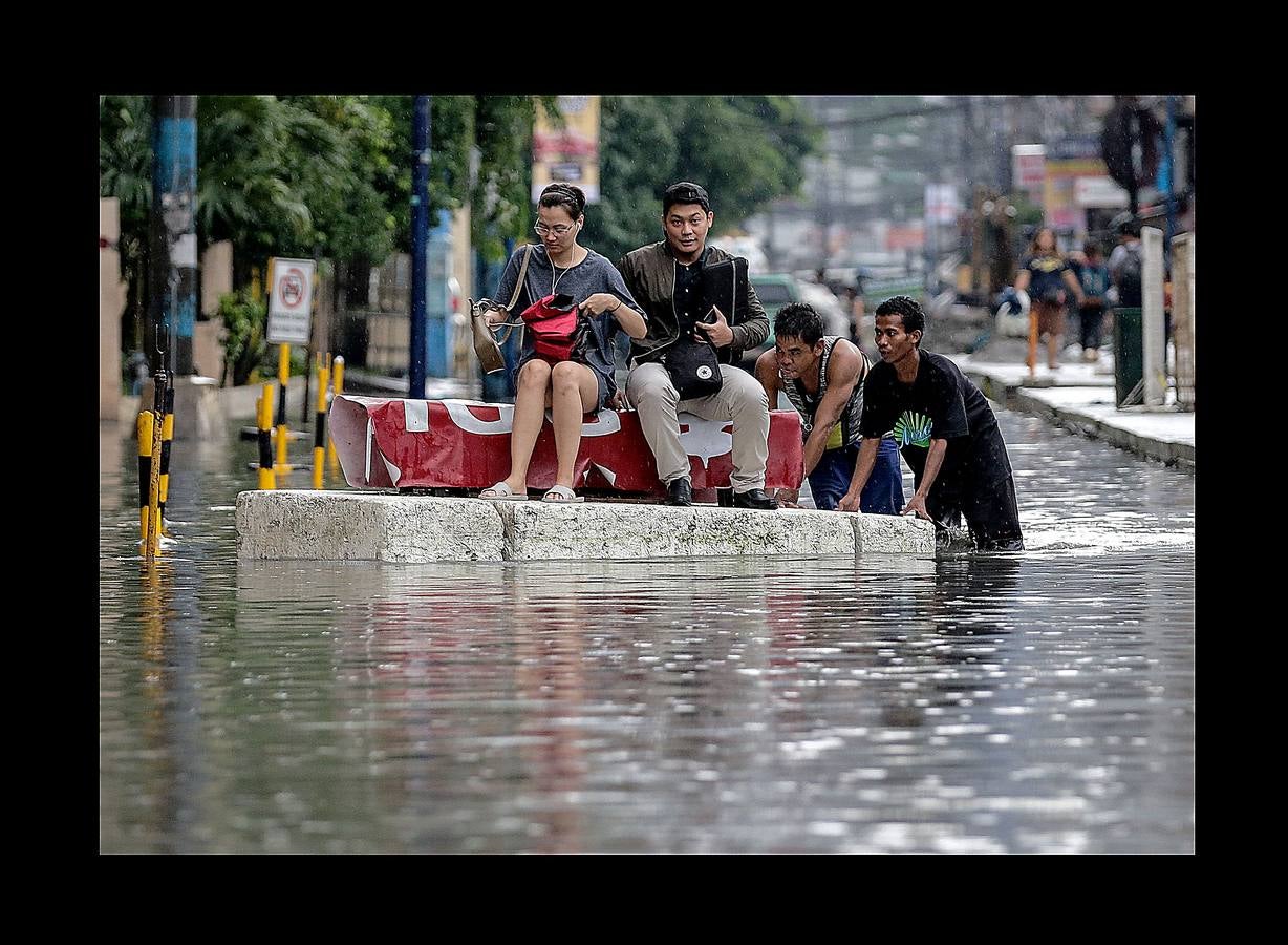 En Filipinas, cuando llueve, llueve de verdad. Las calles se inundan, los mares se vuelven peligrosos, algunas rutas quedan intransitables y son habituales las cancelaciones de los ferrys y autobuses. Es lo que sucede estos días en varias provincias del Área de Manila y regiones cercanas. Las intensas precipitaciones generadas por el monzón del sudoeste y el paso de la tormenta tropical Son-Tinh han provocado serias inundaciones en estas zonas. Pero lo más complicado son los tifones, que pueden llegar en cualquier momento entre junio y finales de noviembre, en especial en las islas de Visayas y Luzón, donde están tomadas una parte de las fotografías.