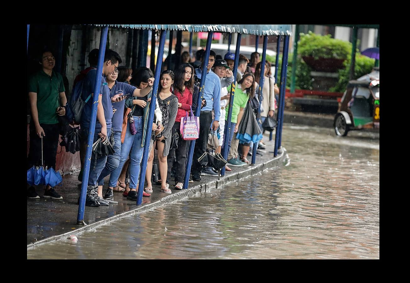 En Filipinas, cuando llueve, llueve de verdad. Las calles se inundan, los mares se vuelven peligrosos, algunas rutas quedan intransitables y son habituales las cancelaciones de los ferrys y autobuses. Es lo que sucede estos días en varias provincias del Área de Manila y regiones cercanas. Las intensas precipitaciones generadas por el monzón del sudoeste y el paso de la tormenta tropical Son-Tinh han provocado serias inundaciones en estas zonas. Pero lo más complicado son los tifones, que pueden llegar en cualquier momento entre junio y finales de noviembre, en especial en las islas de Visayas y Luzón, donde están tomadas una parte de las fotografías.