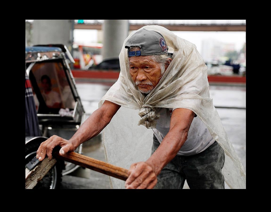 En Filipinas, cuando llueve, llueve de verdad. Las calles se inundan, los mares se vuelven peligrosos, algunas rutas quedan intransitables y son habituales las cancelaciones de los ferrys y autobuses. Es lo que sucede estos días en varias provincias del Área de Manila y regiones cercanas. Las intensas precipitaciones generadas por el monzón del sudoeste y el paso de la tormenta tropical Son-Tinh han provocado serias inundaciones en estas zonas. Pero lo más complicado son los tifones, que pueden llegar en cualquier momento entre junio y finales de noviembre, en especial en las islas de Visayas y Luzón, donde están tomadas una parte de las fotografías.