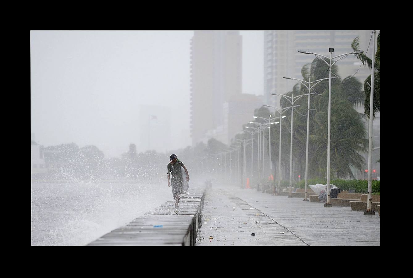 En Filipinas, cuando llueve, llueve de verdad. Las calles se inundan, los mares se vuelven peligrosos, algunas rutas quedan intransitables y son habituales las cancelaciones de los ferrys y autobuses. Es lo que sucede estos días en varias provincias del Área de Manila y regiones cercanas. Las intensas precipitaciones generadas por el monzón del sudoeste y el paso de la tormenta tropical Son-Tinh han provocado serias inundaciones en estas zonas. Pero lo más complicado son los tifones, que pueden llegar en cualquier momento entre junio y finales de noviembre, en especial en las islas de Visayas y Luzón, donde están tomadas una parte de las fotografías.