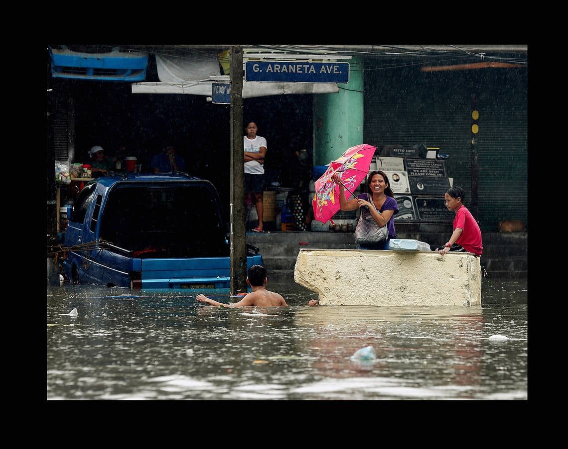 En Filipinas, cuando llueve, llueve de verdad. Las calles se inundan, los mares se vuelven peligrosos, algunas rutas quedan intransitables y son habituales las cancelaciones de los ferrys y autobuses. Es lo que sucede estos días en varias provincias del Área de Manila y regiones cercanas. Las intensas precipitaciones generadas por el monzón del sudoeste y el paso de la tormenta tropical Son-Tinh han provocado serias inundaciones en estas zonas. Pero lo más complicado son los tifones, que pueden llegar en cualquier momento entre junio y finales de noviembre, en especial en las islas de Visayas y Luzón, donde están tomadas una parte de las fotografías.