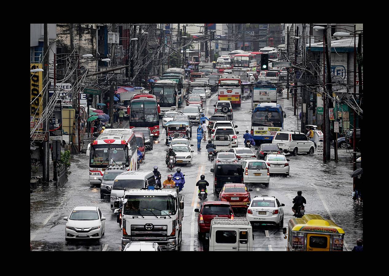 En Filipinas, cuando llueve, llueve de verdad. Las calles se inundan, los mares se vuelven peligrosos, algunas rutas quedan intransitables y son habituales las cancelaciones de los ferrys y autobuses. Es lo que sucede estos días en varias provincias del Área de Manila y regiones cercanas. Las intensas precipitaciones generadas por el monzón del sudoeste y el paso de la tormenta tropical Son-Tinh han provocado serias inundaciones en estas zonas. Pero lo más complicado son los tifones, que pueden llegar en cualquier momento entre junio y finales de noviembre, en especial en las islas de Visayas y Luzón, donde están tomadas una parte de las fotografías.