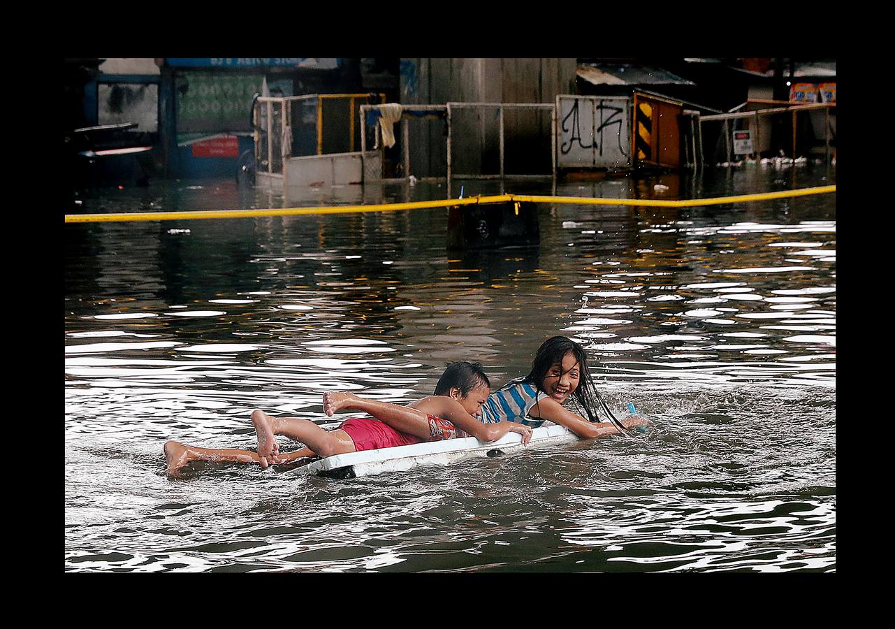 En Filipinas, cuando llueve, llueve de verdad. Las calles se inundan, los mares se vuelven peligrosos, algunas rutas quedan intransitables y son habituales las cancelaciones de los ferrys y autobuses. Es lo que sucede estos días en varias provincias del Área de Manila y regiones cercanas. Las intensas precipitaciones generadas por el monzón del sudoeste y el paso de la tormenta tropical Son-Tinh han provocado serias inundaciones en estas zonas. Pero lo más complicado son los tifones, que pueden llegar en cualquier momento entre junio y finales de noviembre, en especial en las islas de Visayas y Luzón, donde están tomadas una parte de las fotografías.