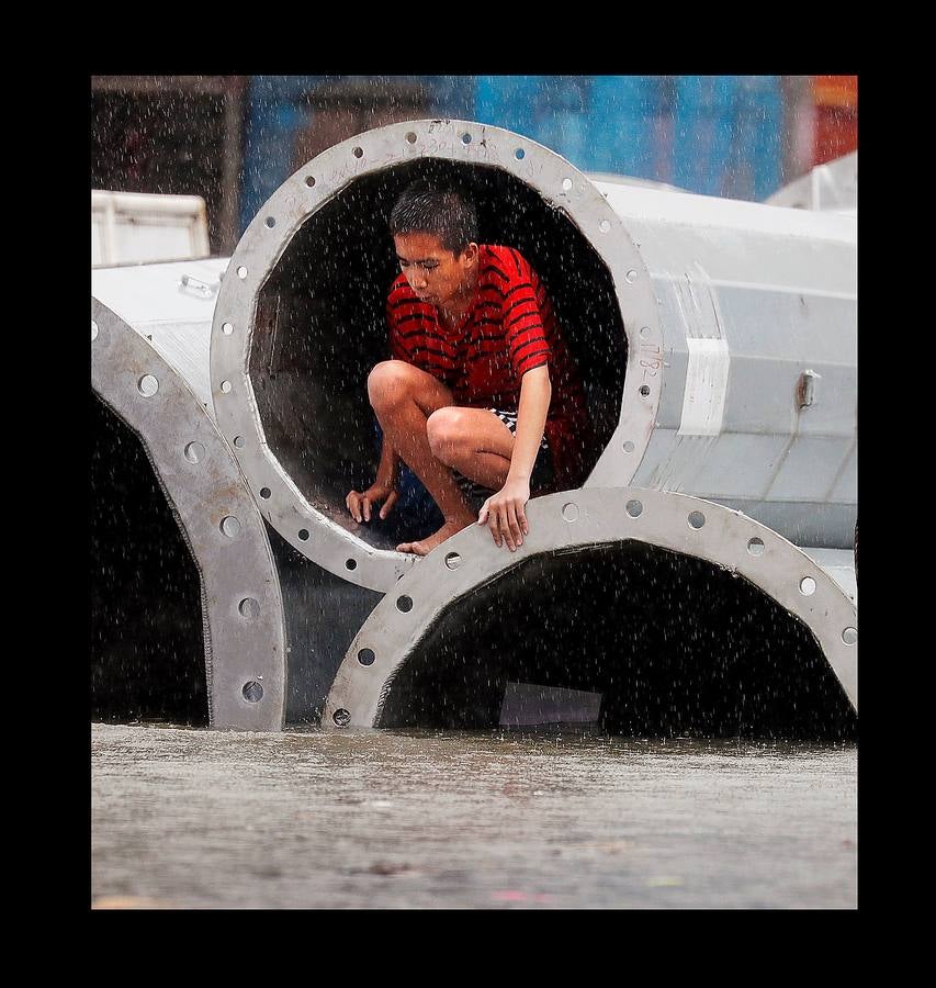 En Filipinas, cuando llueve, llueve de verdad. Las calles se inundan, los mares se vuelven peligrosos, algunas rutas quedan intransitables y son habituales las cancelaciones de los ferrys y autobuses. Es lo que sucede estos días en varias provincias del Área de Manila y regiones cercanas. Las intensas precipitaciones generadas por el monzón del sudoeste y el paso de la tormenta tropical Son-Tinh han provocado serias inundaciones en estas zonas. Pero lo más complicado son los tifones, que pueden llegar en cualquier momento entre junio y finales de noviembre, en especial en las islas de Visayas y Luzón, donde están tomadas una parte de las fotografías.