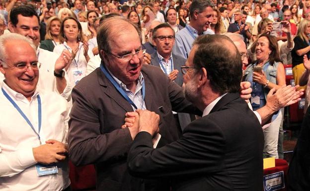 El presidente de la Junta, Juan Vicente Herrera, saluda al presidente del Partido Popular, Mariano Rajoy, durante la inauguración del Congreso extraordinario del partido