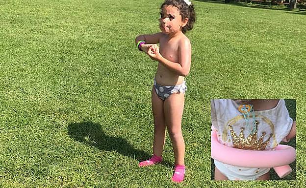 Ainhoa, ayer en las piscinas, antes del incidente. A la derecha, abajo, el 'churro' que usó la niña. 