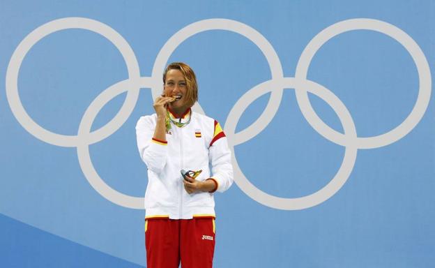 Mireia Belmonte, con su medalla de oro olímpica. 
