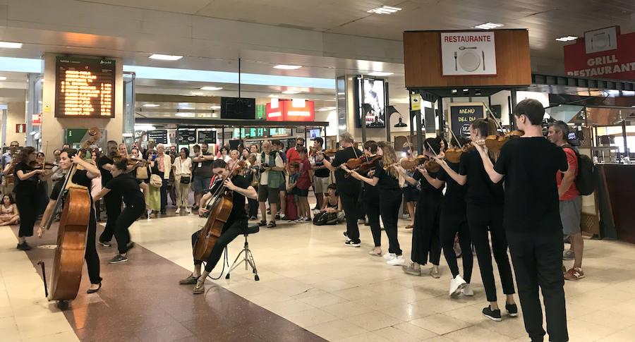 La Joven Orquesta de Castilla y León ofreció un pequeño concierto en la estación de Chamartín