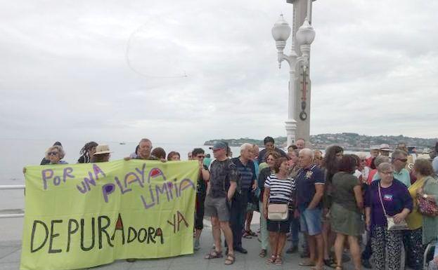 Usuarios de la playa de San Lorenzo.