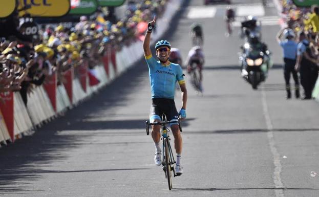 Omar Fraile celebra el triunfo a su llegada a Mende. 