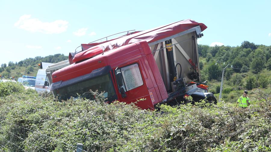 Fotos: Arde un camión tras un accidente en la A-6
