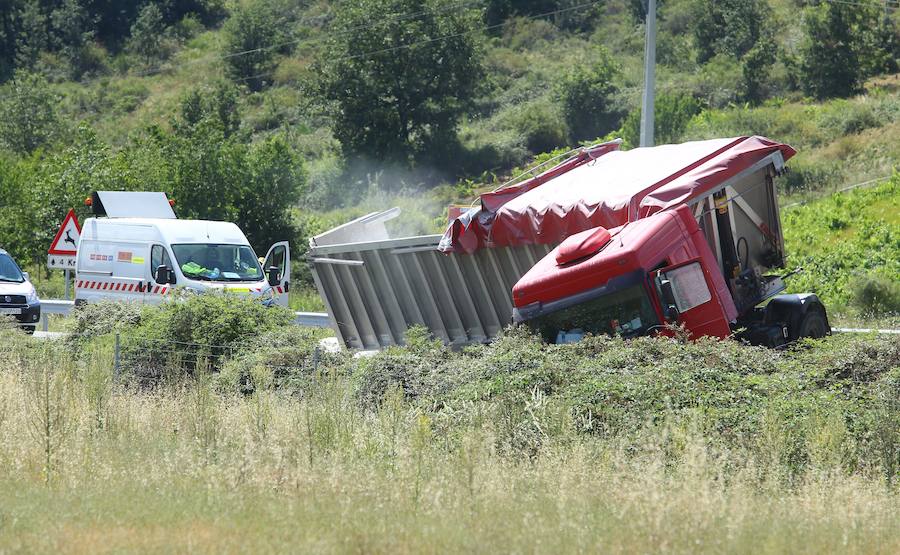 Fotos: Arde un camión tras un accidente en la A-6