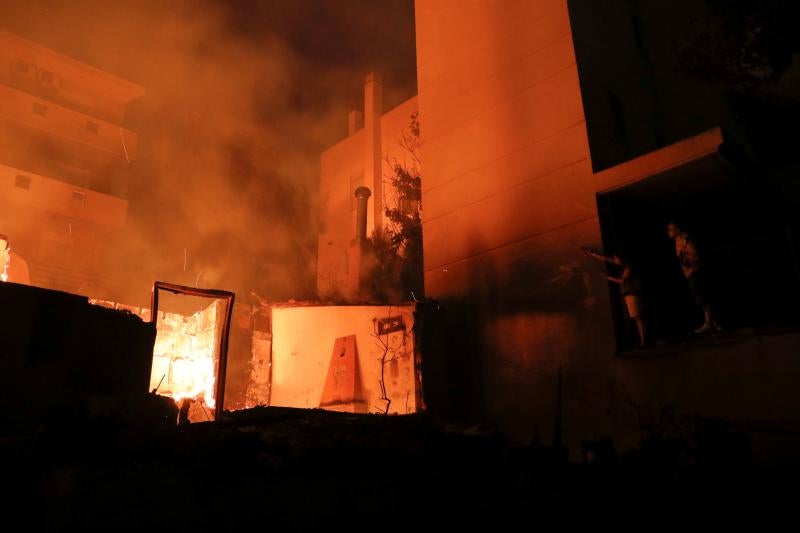 Hay al menos medio centenar de muertos por los fuegos de las últimas horas