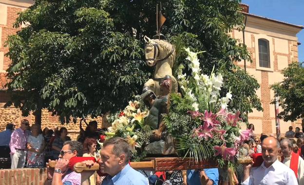 Procesión por las calles de Trobajo del Camino.