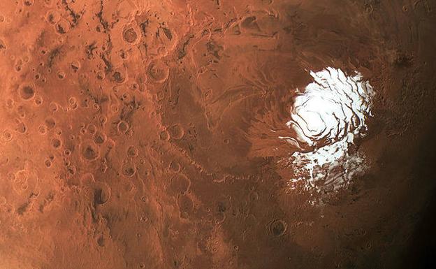 Mancha de hielo (blanca) bajo la que se encuentra el agua líquida encontrada en el polo sur de Marte. 