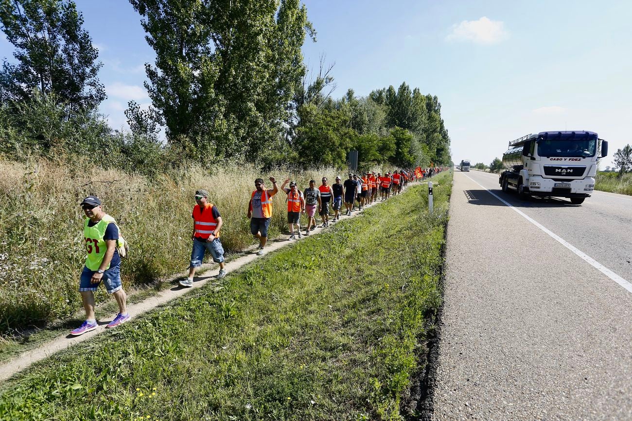 Trabajadores de Vestas, realizan una marcha de protesta desde Villadangos del Páramo a Hospital de Órbigo 
