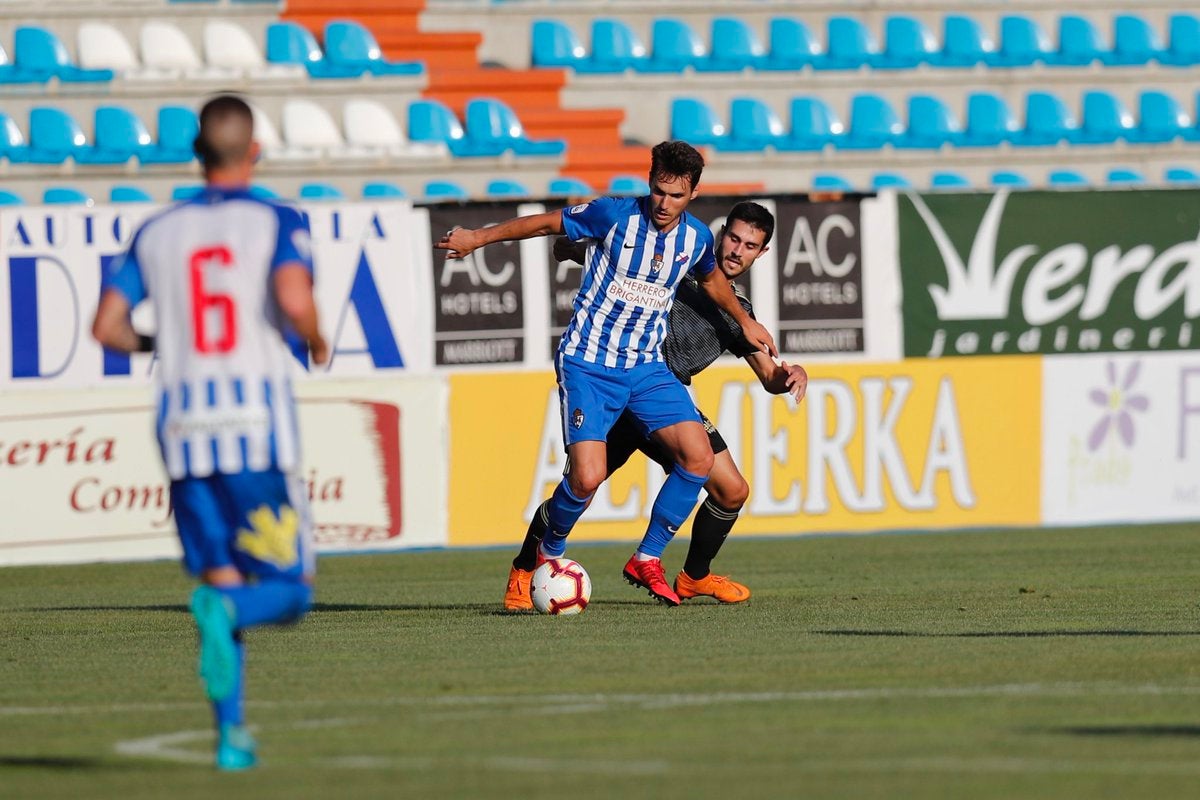 La Ponferradina firma tablas con buenas sensaciones ante el Oviedo