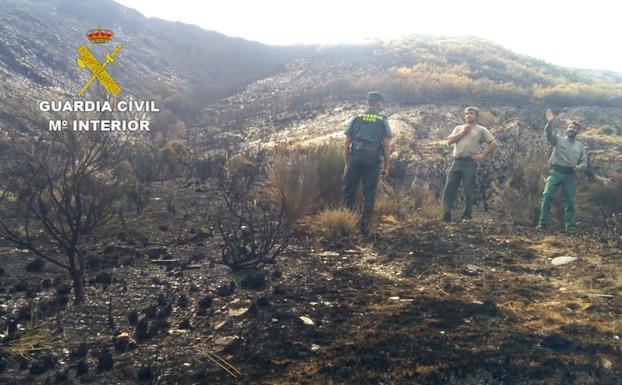 Agentes d ela Guardia Civil durante la investigación.