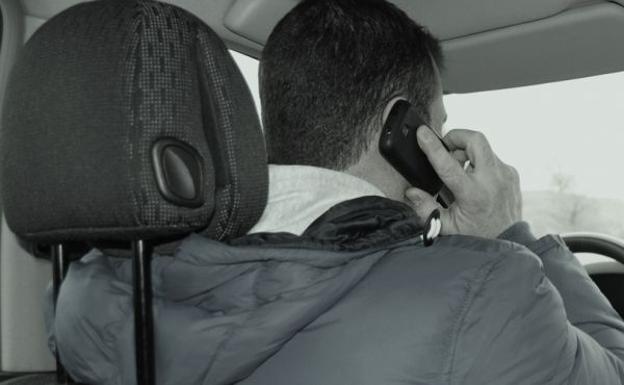 La Fiscalía propone investigar si el conductor usaba el móvil durante un accidente de tráfico