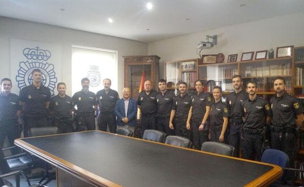 Los nuevos agentes junto al subdelegado del Gobierno en León.