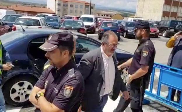 Joaquín Llamas es trasladado por la policía para prestar declaración en el Juzgado.