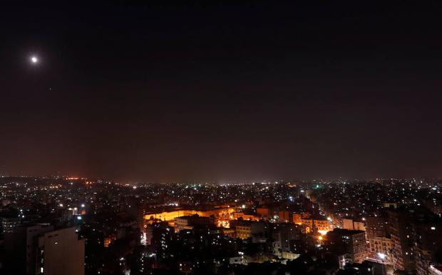 Vista de la Luna desde El Cairo (Egipto). 