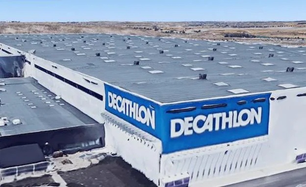 Imagen de un centro de distribución de Decathlon.