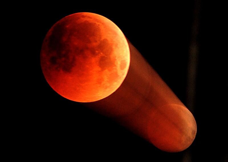 El eclipse lunar más largo del siglo XXI empezó a teñir de rojo este viernes a nuestro satélite, mientras que que Marte, casi en su punto más cercano a la Tierra, brillará con todo su esplendor.