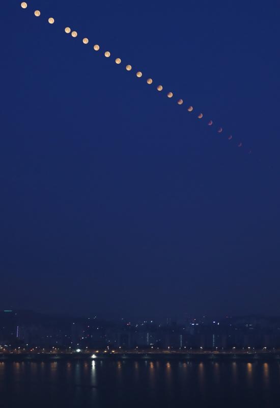 Composición del eclipse de luna desde Seúl (Corea del Sur).