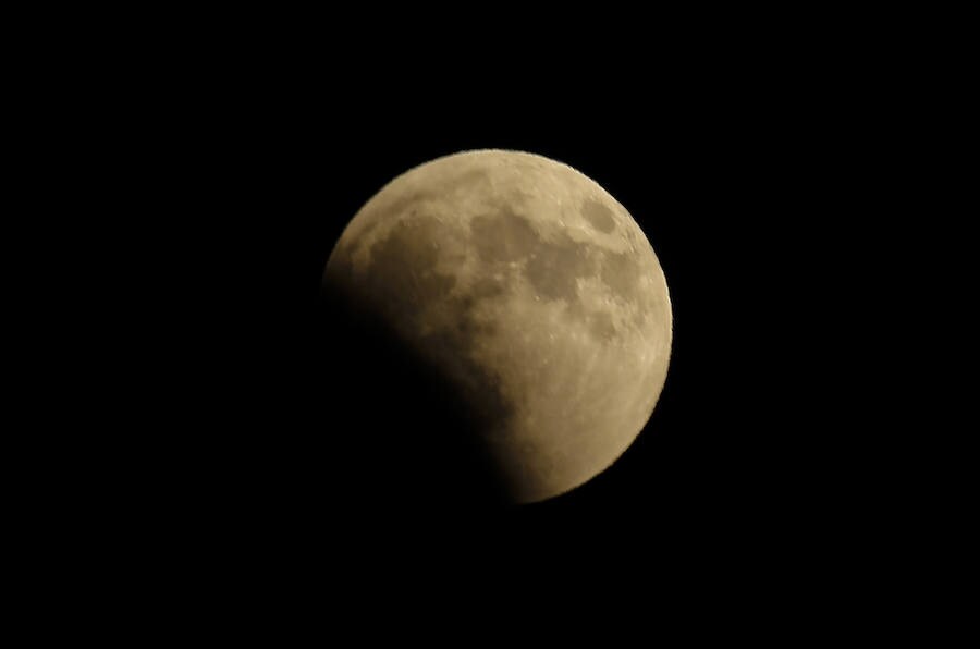 Para que tenga lugar un eclipse de Luna se necesita una alineación casi perfecta entre el Sol, la Tierra y la Luna. Así, cuando nuestro planeta se encuentra entre la estrella y el satélite, proyecta su sombra sobre la Luna oscureciéndola. 