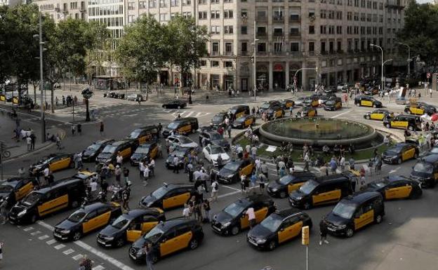 La huelga del taxi se contagia a media España y amenaza la operación salida