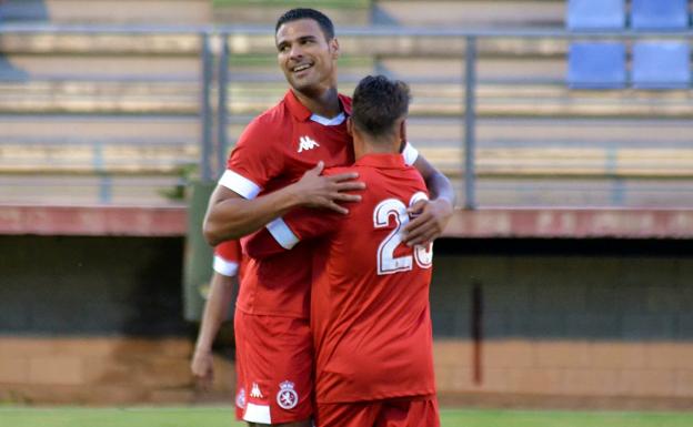 Aridane celebra con Mancebo uno de los goles de esta pretemporada.