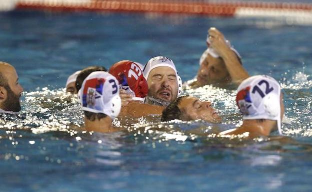 Los jugadores de la selección nacional de Serbia celebran la victoria ante España. 