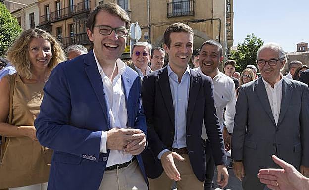 Alfonso Fernández Mañueco y Pablo Casado, en Ávila.