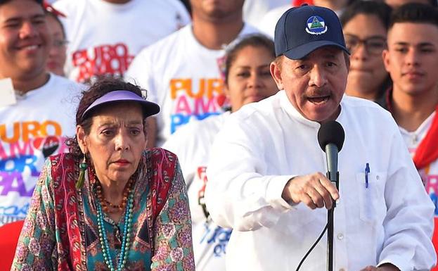 Daniel Ortega (d) da un discurso. 