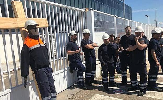 Imagen de los trabajadores en «huelga indefinida». 