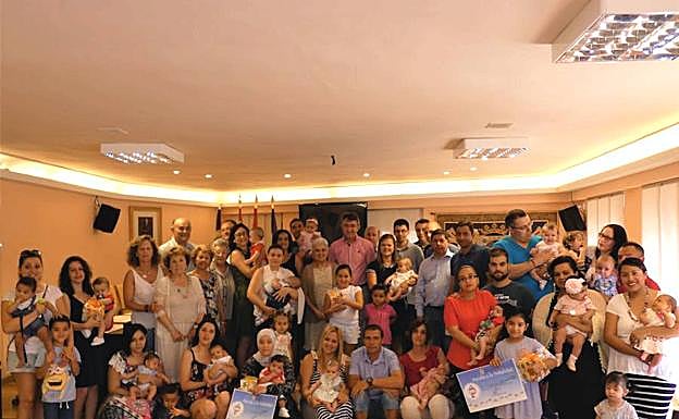 Imagen de la entrega de las ayudas a la natalidad.