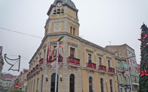 Fachada principal del Ayuntamiento de La Bañeza en una imagen de archivo.
